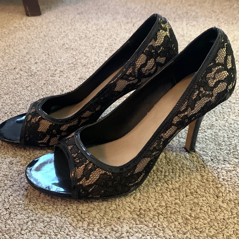 Lace peep toe pumps